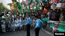 5月5日警察在巴基斯坦伊斯兰堡举行的穆斯林联盟党竞选大会上站岗