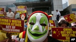 2014年3月3日，抗议者在中国驻菲律宾马卡迪领事馆前示威，抗议中国海警船在有争议的斯卡伯勒浅滩（黄岩岛）用水炮驱逐菲律宾渔民。