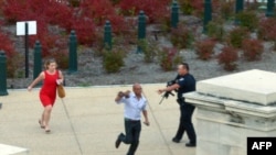 2013年10月3日美国国会附近发生枪击事件时，警察要附近的人赶快离开现场。
