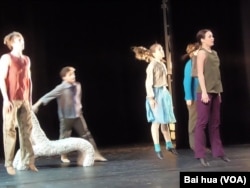 今年春季大剧院上演的一出现代舞。(美国之音白桦拍摄)