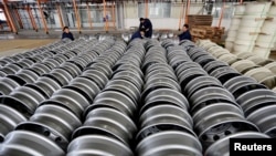 中国江苏省连云港市一家轮毂厂的工人安排钢轮辋出口。（2017年11月22日）