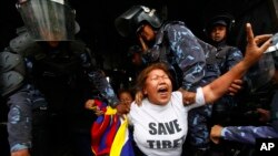 201410日在尼泊尔首都加德满都，流亡藏人在中国大使馆签证处外举行抗议时被尼泊尔警察拘捕