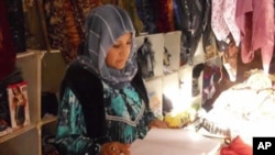 两年前，小额贷款帮助艾丽雅的服装店摆脱了困境，今天她每个月尽收入800美元。