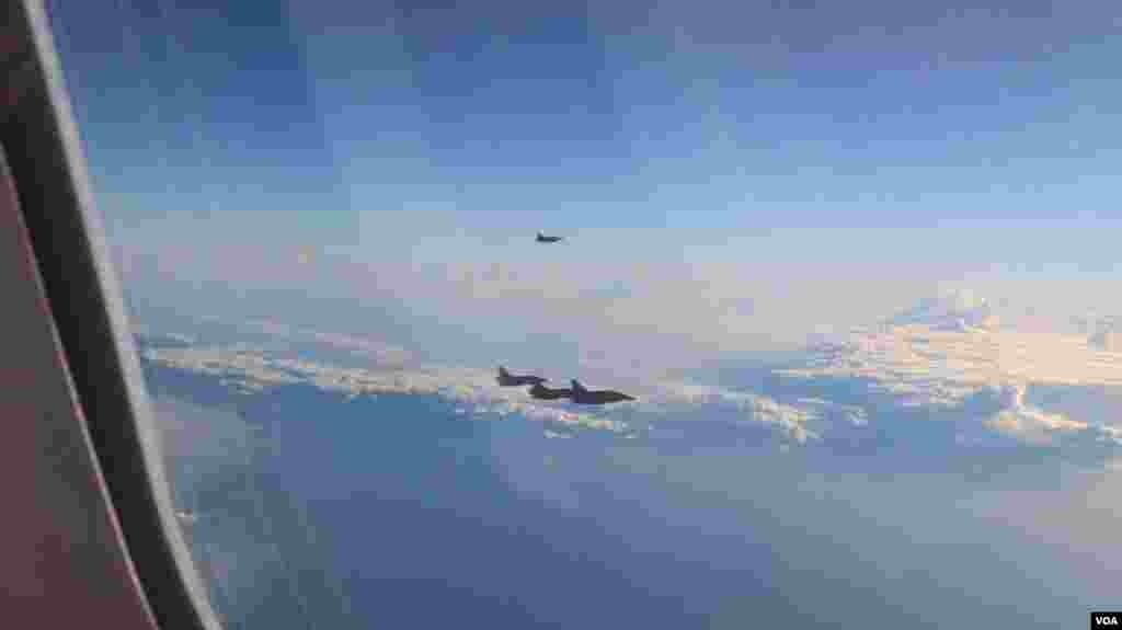 4架幻象2000监控保护马英九总统专机（美国之音记者李逸华拍摄）