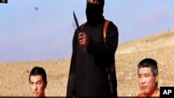 មនុស្ស​ម្នា​ទៅ​មើល​តំបន់​ពំនូកដី​ Danxia ក្នុង​ក្រុង​ Zhangye ខេត្ត​ Gansu ប្រទេស​ចិន។&nbsp;