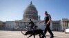 美国国会警察在国会外巡逻（资料照片）
