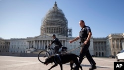 美国国会警察在国会外巡逻（资料照片）
