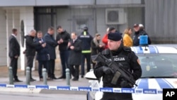 一位黑山共和国的警官守卫在美国驻波德戈里察使馆门口。（2018年2月22日）