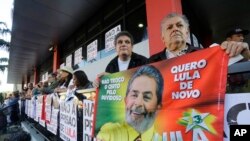 巴西鋼鐵工人工會大樓前的盧拉支持者