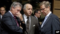 盧森堡外交大臣阿瑟伯恩(左起)，法國外長法比尤斯和德國外長威斯特維勒10月15日在盧森堡的歐盟外長會議期間就歐盟對伊朗採取更嚴厲的制裁交換意見。