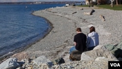 这对情侣也很难继续享受生活，海风吹起带来的浪漫将由海风吹起带来的煤灰取代，煤灰将沉积到两人的头发里和后背上。照片中小伙子的脖子和胳膊也不再可能如此白净，铁路离他们只有10米