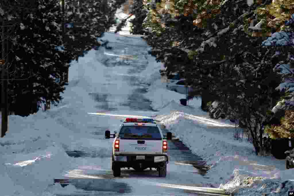 一辆警车2013年2月9日在加利福尼亚州大熊湖的街道上巡逻。