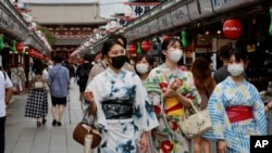 日本東京一條購物街上身穿傳統和服的日本姑娘。 （2021年8月13日）