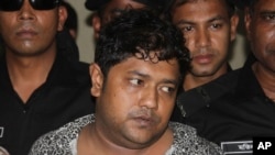 孟加拉快速特别行动队向媒体展示被捉拿的倒塌大厦业主拉纳