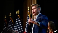 蒙大拿州共和党参议员候选人蒂姆·希伊(Tim Sheehy)2024年11月6日在蒙大拿州博兹曼选举之夜观看派对上发表讲话。（美联社照片）