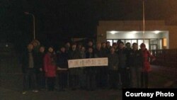 声援者在常熟看守所外面抗议。 （刘卫国推特图片）