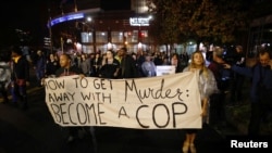 抗议者们在北卡罗来纳州的夏洛特对不起诉今年9月开枪打死一名黑人的警官事件进行抗议(2016年11月30日)