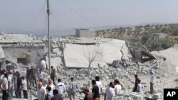 在叙利亚政府军的战机轰炸后，叙利亚人从瓦砾下营救受伤者