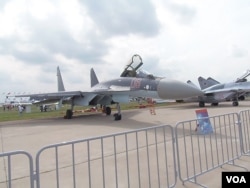 2013年8月莫斯科航展中展出的苏-35战机 (美国之音白桦拍摄)