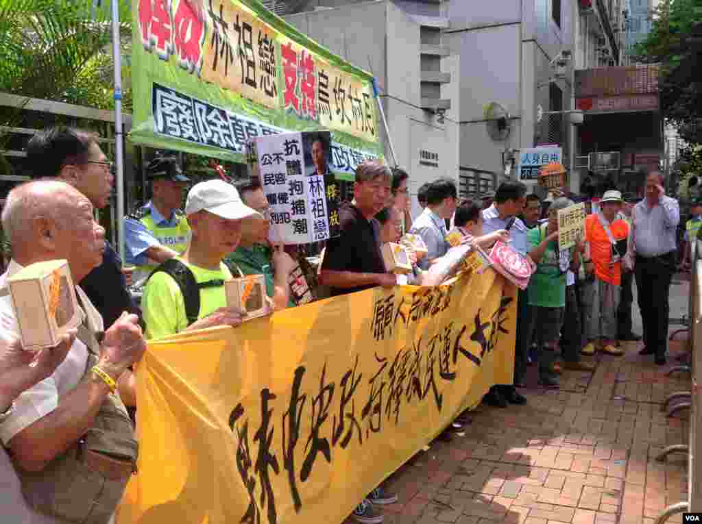 支联会向六四难属及异见人士送中秋祝福(美国之音海彦拍摄)