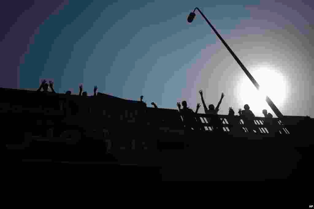 埃及被推翻的总统穆尔西的支持者10月4日在开罗举行的一场抗议中高呼反对埃及国防部长的口号。