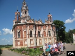 莫斯科郊外的一处东正教堂和信徒。（美国之音白桦拍摄）