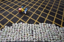 一名外卖员正在湖北省武汉市送餐。（2020年2月26日）