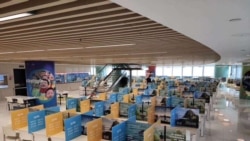 福建一家體育用品公司的員工食堂，用餐區用隔板隔開，避免員工用餐傳染呼吸道疾病