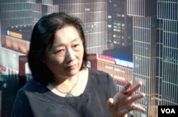 北京独立新闻工作者兼专栏作家高瑜谈“男儿论“。（美国之音东方拍摄）