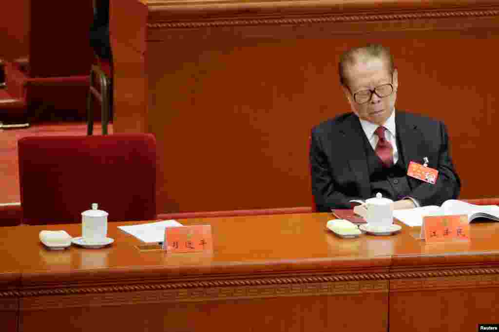 在北京人大会堂举行的中共19大开幕式上，在习近平主席作报告时，中国前领导人江泽民（2017年10月18日）。