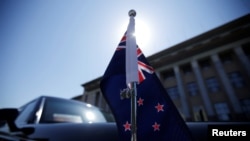 一輛掛有新西蘭國旗的轎車停在北京人大會堂前等待新西蘭總理阿德恩。（2019年4月1日）