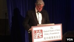 前美國駐華大使尚幕傑在美中政策基金會的年度晚宴上致辭（2016年11月7日，美國之音莉雅拍攝）
