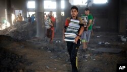 8月9日巴勒斯坦人从加沙被炸毁的清真寺里搬出书籍