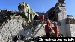 中國救援人員在西藏自治區日喀則定日縣地震後搜救倖存者。 ( 2025年1月7日)