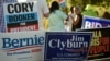 各路民主党总统参选人的支持者在众议院多数党党鞭吉姆·克莱伯恩主办的一次活动的场外为竖立竞选标牌。(2019年6月21日)