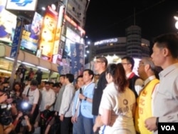 马英九为连胜文加油打气 (美国之音许波拍摄)