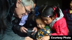 美国经济学家罗斯高测试中国农村幼童的认知能力（受访者提供）