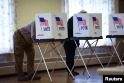 宾夕法尼亚州哈里斯堡的选民在投票。(2022年11月8日)