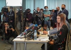 白俄罗斯短跑运动员克里斯蒂娜·茨马努斯卡娅离开东京抵达波兰华沙出席记者会。（2021年8月5日）