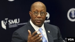 示威群眾的大黑傘寫著馬丁的姓名 (美國之音國符拍攝)