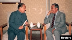 1987年，中國前副總理習仲勳(左)在北京與達賴喇嘛的胞兄嘉樂頓珠交談。