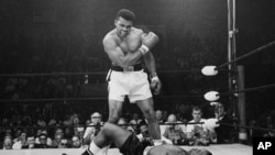 Shaampiyooni Booksii Ameerikaa Eenyummaa Ofii fi saba ufii Lallisuudhan Beekkamu, Muhammad Alii oggaa 74tti du'e.Muhammad nama isa waliin dorgome Sonny Liston dahee lafa buusee idaawwata