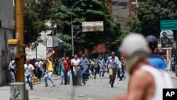 政府支持者和反政府抗议示威者在委内瑞拉首都加拉加斯发生冲突 (2017年7月20日)