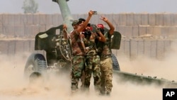 戰鬥人員在炮轟伊斯蘭國武裝的時候自拍（2016年5月29日）