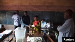 投票站工作人员在马里首都巴马科点算选票。（2013年8月11日）