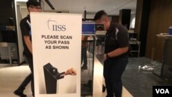 工程人員對香格里拉對話會安檢設備做測試（美國之音黎堡2019年5月30日攝）