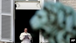 教宗方济各2014年1月12日在梵蒂冈的圣彼得广场宣读新任命的19位红衣主教的名单