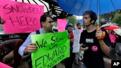 6月10日美國紐約聯合廣場公園﹐有支持者舉牌讚揚斯諾登，認為他是一個勇於挑戰美國政府的英雄。