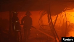 消防人员在孟加拉国加兹普尔镇一家服装厂救火。
