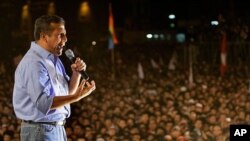 胡马拉6月5日在总统决选后在利马向支持者发表讲话